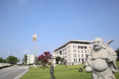 走进汗青，感触名人魅力|品尝名人雕塑的怪异韵味